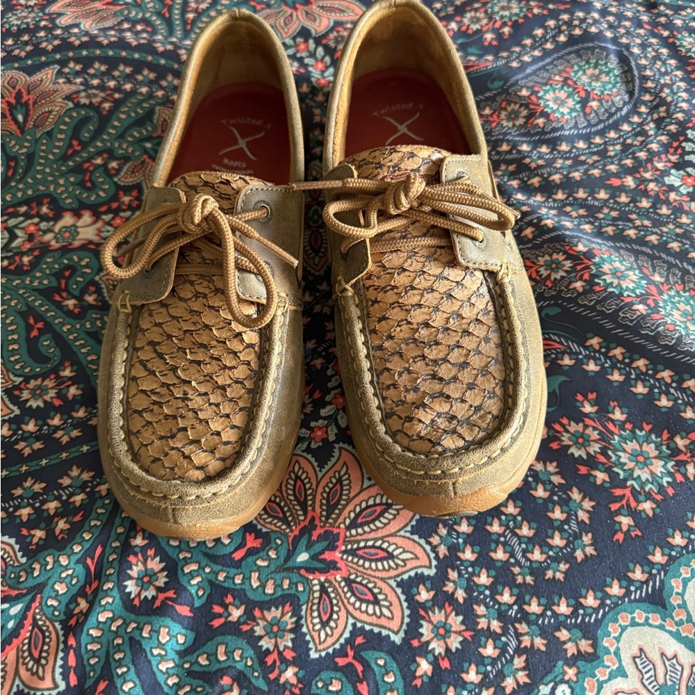 Women twisted x shoes